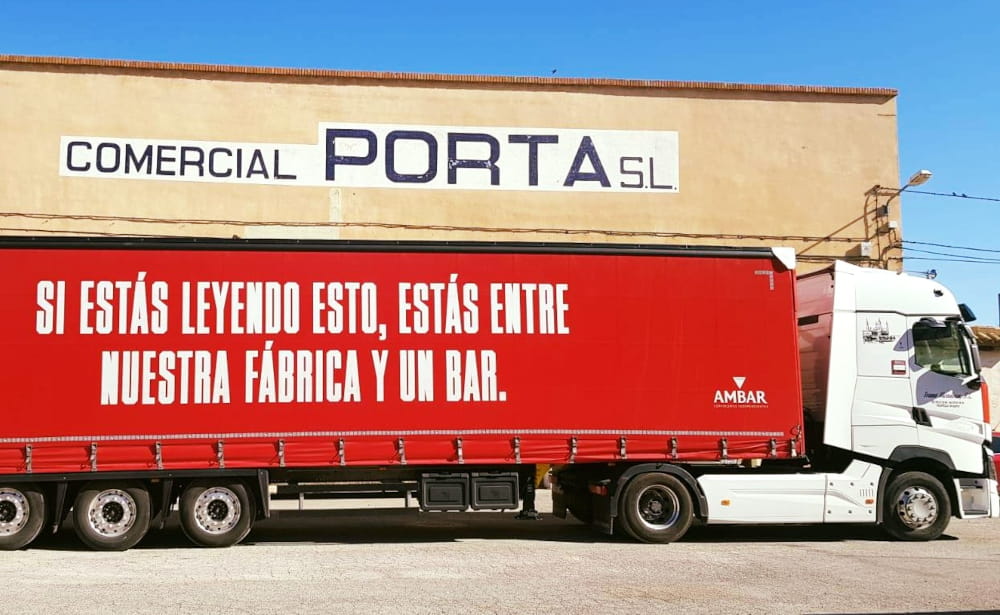 Camión de distribución de cervezas Ambar en la puerta de Comercial Porta en Sariñena, Los Monegros de Huesca